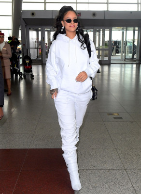 RIHANNA LEAVING NEW YORK 10/13/2017