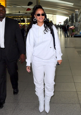 RIHANNA LEAVING NEW YORK 10/13/2017