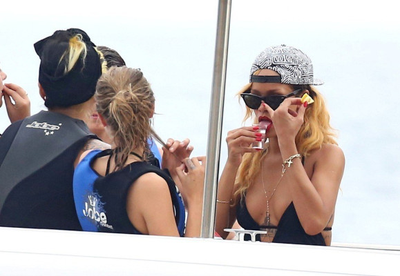 photo 26 in Rihanna gallery [id652002] 2013-07-22 00:00:00
