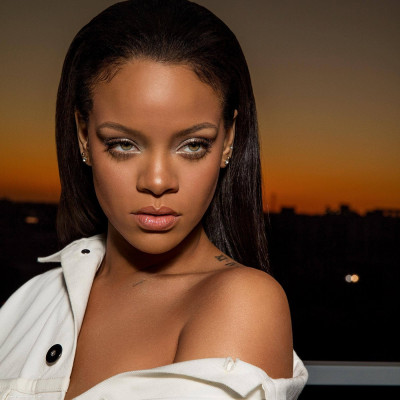 Rihanna - Fenty Beauty GALAXY Holiday 2017