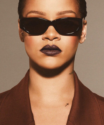 Rihanna - Stunna Fenty Beauty (2018)