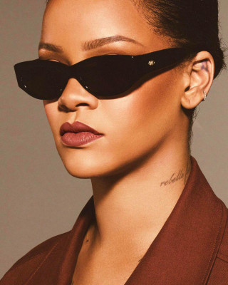Rihanna - Stunna Fenty Beauty (2018)