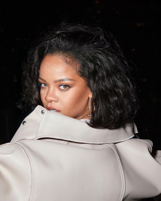 Rihanna - Fenty Beauty 'Pro Filt'r Powder Foundation' (2020)