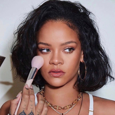 Rihanna - Fenty Beauty &#039;Pro Filt&#039;r Powder Foundation&#039; (2020)