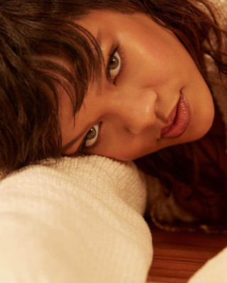 Rihanna - Fenty Beauty 'Eaze Drop Foundation' (2021)