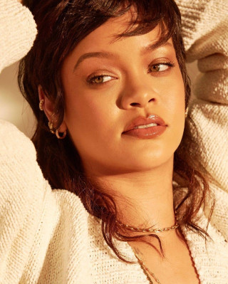 Rihanna - Fenty Beauty &#039;Eaze Drop Foundation&#039; (2021)