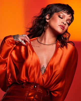 Rihanna - Fenty Beauty 'Gloss Bomb Heat' (2021)