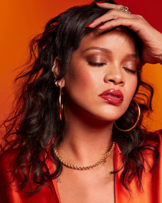Rihanna - Fenty Beauty 'Gloss Bomb Heat' (2021)