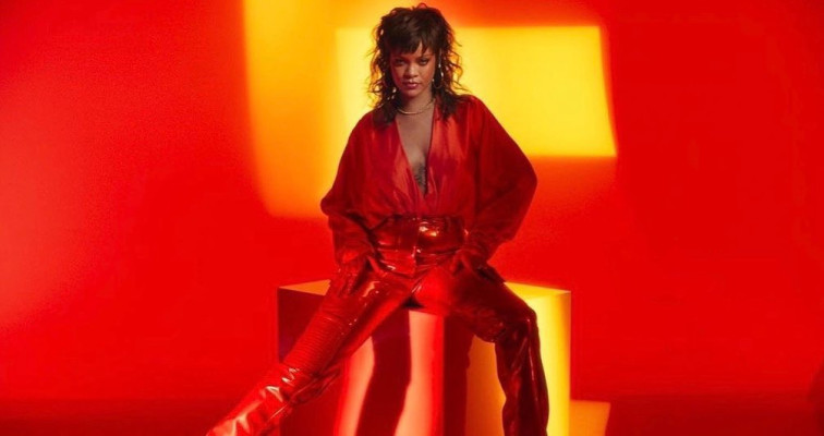 Rihanna - Fenty Beauty 'Gloss Bomb Heat' (2021)