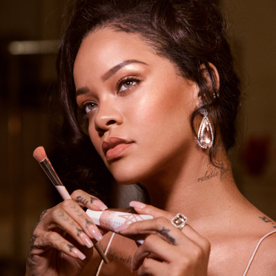 Rihanna - Fenty Beauty 'Liquid Killawatt' (2021)