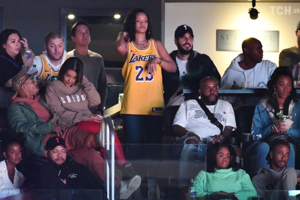 Rihanna - Los Angeles Lakers vs Houston Rockets in Los Angeles 02/21/2019