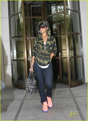 photo 16 in Rihanna gallery [id156840] 2009-05-12 00:00:00