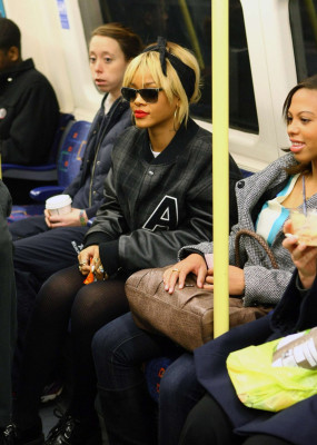 photo 15 in Rihanna gallery [id579089] 2012-11-10 00:00:00