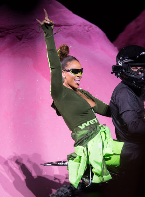 Rihanna – Closes Her Fenty Puma Fashion Show by Riding in on a Dirt Bike in NY