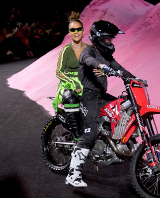 Rihanna – Closes Her Fenty Puma Fashion Show by Riding in on a Dirt Bike in NY