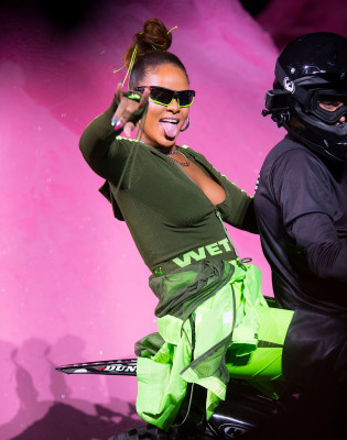 Rihanna – Closes Her Fenty Puma Fashion Show by Riding in on a Dirt Bike in NY