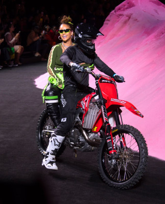 Rihanna – Closes Her Fenty Puma Fashion Show by Riding in on a Dirt Bike in NY