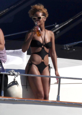 photo 6 in Rihanna gallery [id577595] 2012-11-07 00:00:00