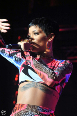 photo 3 in Rihanna gallery [id569438] 2012-10-11 00:00:00
