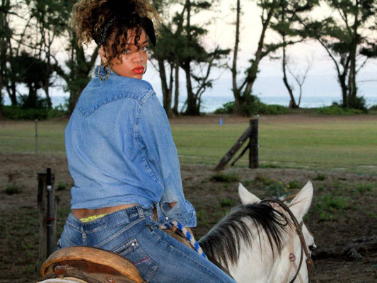 photo 5 in Rihanna gallery [id571018] 2012-10-15 00:00:00