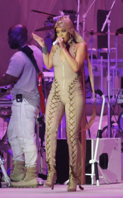 photo 29 in Rihanna gallery [id882787] 2016-04-26 00:00:00