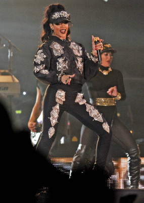 photo 8 in Rihanna gallery [id674579] 2013-10-29 00:00:00