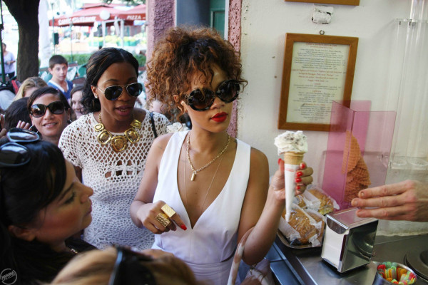 photo 12 in Rihanna gallery [id579790] 2012-11-11 00:00:00