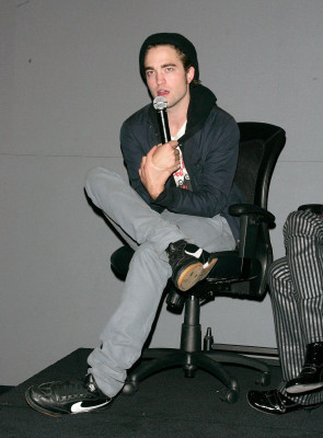 photo 8 in Robert Pattinson gallery [id124856] 2009-01-05 00:00:00