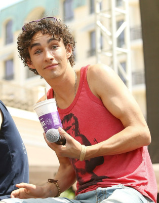 Robert Sheehan pic #664313