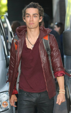 Robert Sheehan pic #660072
