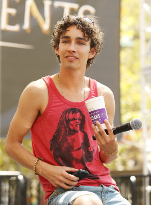 Robert Sheehan pic #658968