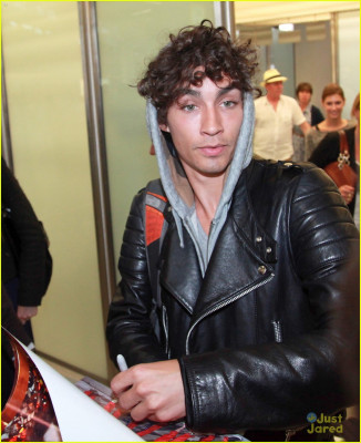 Robert Sheehan pic #664317