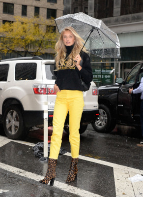Romee Strijd – Victoria’s Secret headquarters in NYC
