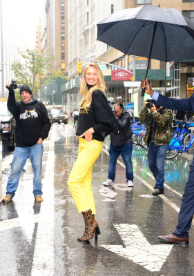 Romee Strijd – Victoria’s Secret headquarters in NYC
