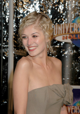 photo 16 in Rosamund Pike gallery [id227783] 2009-12-28 00:00:00