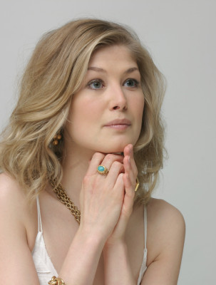 photo 13 in Rosamund Pike gallery [id227786] 2009-12-28 00:00:00