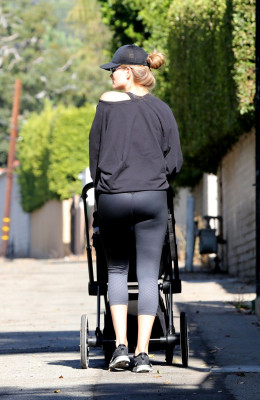 ROSIE HUNTINGTON-WHITELEY - Out and About in Los Angeles 11/06/2017