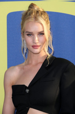 Rosie Huntington-Whiteley – CFDA Fashion Awards in NYC