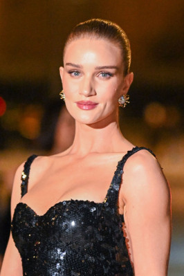 Rosie Huntington-Whiteley – at Le Grand Dinner Du Louvre Paris, March 2025