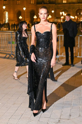 Rosie Huntington-Whiteley – at Le Grand Dinner Du Louvre Paris, March 2025