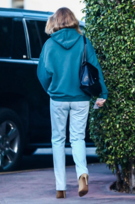 Rosie Huntington-Whiteley Leaves Photoshoot in Miami 01/07/2018