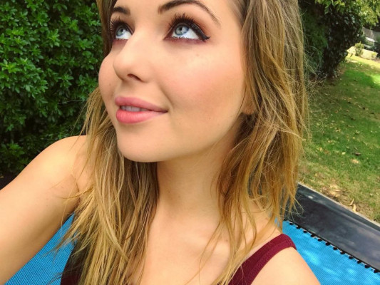 Sammi Hanratty – Social Media