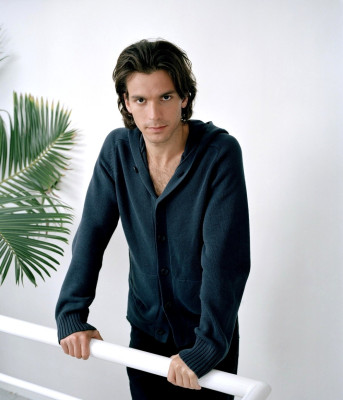 photo 7 in Santiago Cabrera gallery [id119482] 2008-12-03 00:00:00