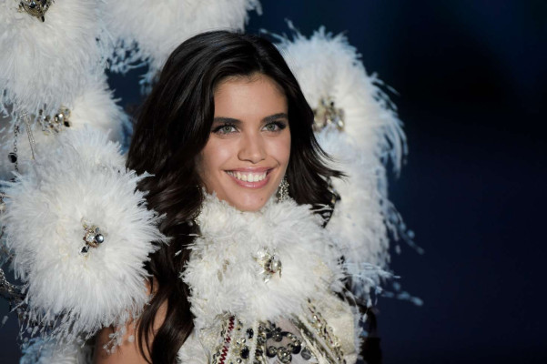 Sara Sampaio – 2017 Victoria’s Secret Fashion Show Runway in Shanghai 