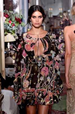 Sara Sampaio Walks Dundas Show – Fall Winter 2017 in Paris