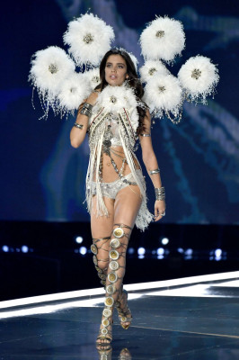 Sara Sampaio – 2017 Victoria’s Secret Fashion Show Runway in Shanghai 