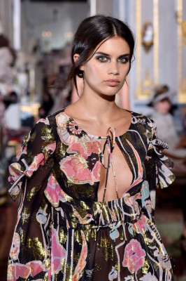 Sara Sampaio Walks Dundas Show – Fall Winter 2017 in Paris