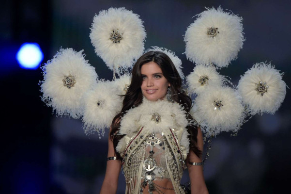 Sara Sampaio – 2017 Victoria’s Secret Fashion Show Runway in Shanghai 
