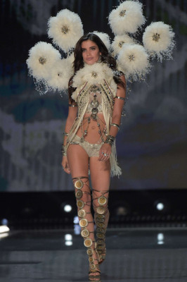 Sara Sampaio – 2017 Victoria’s Secret Fashion Show Runway in Shanghai 