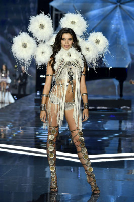 Sara Sampaio – 2017 Victoria’s Secret Fashion Show Runway in Shanghai 
